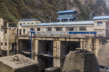 Çin 'in Sichuan bölgesindeki Wolong kasabası yakınlarındaki Pitiao nehrinde bir baraj.