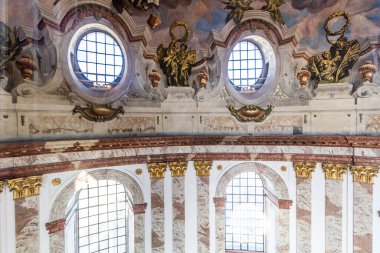 VIENNA, AUSTRIA - 9 Eylül 2021: Viyana, Avusturya 'da Karlskirche' nin İçişleri (St. Charles Kilisesi)