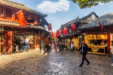 LIJIANG, ÇİN - 8 Kasım 2019: Çin 'in eski Lijiang kentinde dar bir sokak