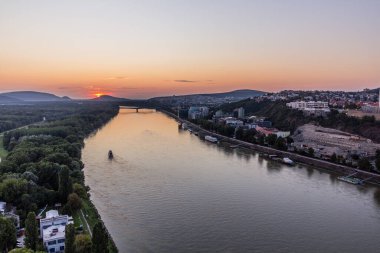 Bratislava, Slovakya 'da Tuna Nehri üzerinde gün batımı