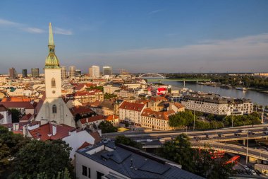 Slovakya 'nın Bratislava kentindeki eski şehrin hava manzarası