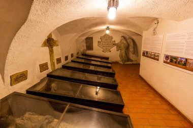 BRNO, CZECHIA - 6 Eylül 2021: Çek Cumhuriyeti 'nin Brno kentindeki Capuchin Mezarlığındaki Mumyalar