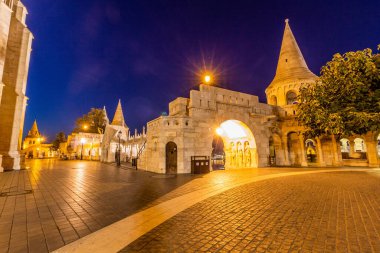 Budapeşte, Macaristan 'daki Budapeşte kalesindeki Balıkçı Kalesi' nin akşam manzarası