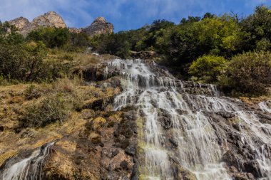 Kaplan Sıçrayan Vadisi 'nde Şelale, Yunnan, Çin