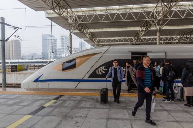 CHENGDU, ÇİN - 6 Kasım 2019: Chengdu, Çin 'deki Chengdu Doğu tren istasyonunda tren