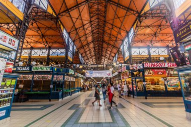 BUDAPEST, HUNGARY - 8 Eylül 2021: Budapeşte, Macaristan 'daki Büyük Pazar Salonu' nun İçi