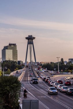 BRATISLAVA, SLOVAKIA - 7 Eylül 2021: Bratislava, Slovakya 'daki SNP köprüsü