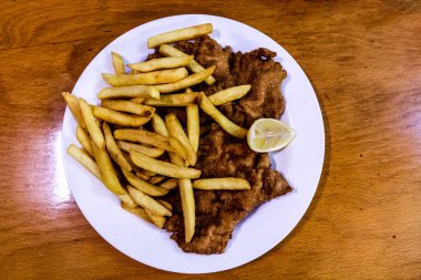 Viyana, Avusturya 'da bir restoranda tipik Wiener schintzel (Viyana pirzolası)