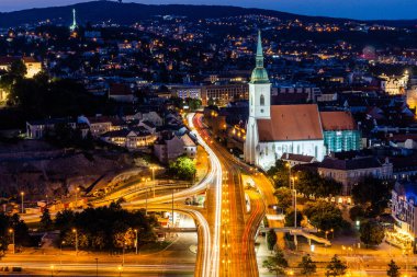 Akşam manzaralı Staromestska Caddesi ve Slovakya 'nın başkenti Bratislava' daki St. Martin Katedrali