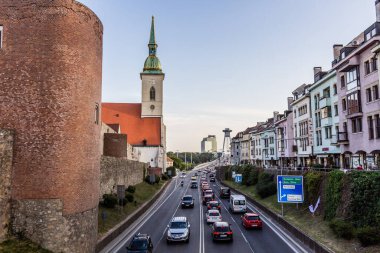 BRATISLAVA, SLOVAKIA - 7 Eylül 2021: Bratislava, Slovakya 'da St. Martin Katedrali ile Staromestska Caddesi