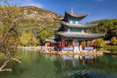 Lijiang, Yunnan 'daki Kara Ejder Havuz Parkı' nda beş Phoenix Pavyonu, Çin
