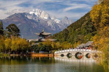 Lijiang, Yunnan 'daki Kara Ejder Havuzu' nun arkasındaki Yeşim Ejder Dağı, Çin