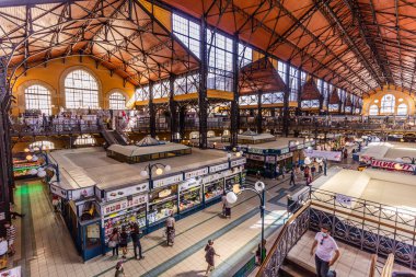 BUDAPEST, HUNGARY - 8 Eylül 2021: Budapeşte, Macaristan 'daki Büyük Pazar Salonu' nun İçi