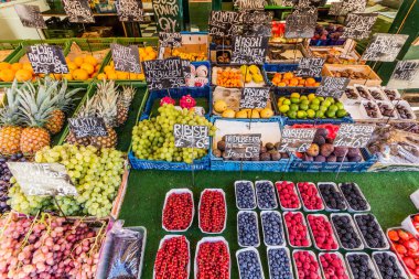 Avusturya, Viyana 'daki Naschmarkt pazarında satılık çeşitli meyveler