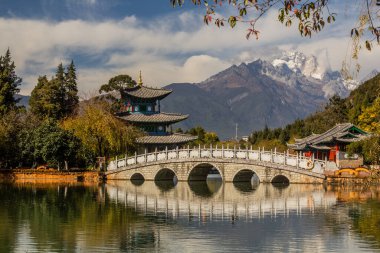 Lijiang, Yunnan 'daki Kara Ejder Havuzu' nun arkasındaki Yeşim Ejder Dağı, Çin