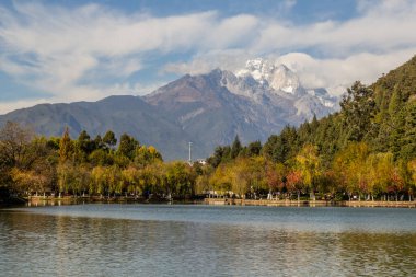 Lijiang, Yunnan 'daki Kara Ejder Havuzu' nun arkasındaki Yeşim Ejder Dağı, Çin