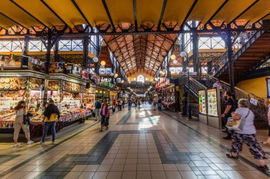 BUDAPEST, HUNGARY - 8 Eylül 2021: Budapeşte, Macaristan 'daki Büyük Pazar Salonu' nun İçi