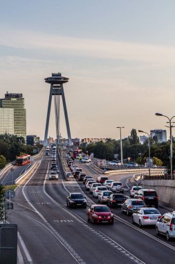 BRATISLAVA, SLOVAKIA - 7 Eylül 2021: Bratislava, Slovakya 'daki SNP köprüsü