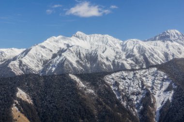 Çin 'in Sichuan bölgesindeki Siguniangshan kasabası yakınlarındaki tepeler karla kaplıydı.