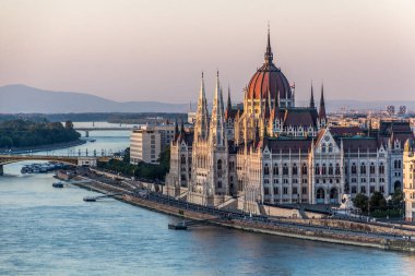 Tuna Nehri ve Macaristan Parlamentosu'nun Budapeşte, Macaristan'da bina