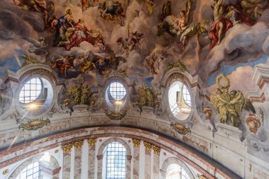 VIENNA, AUSTRIA - 9 Eylül 2021: Viyana, Avusturya 'daki Karlskirche (St. Charles Kilisesi) kubbesinin ayrıntıları