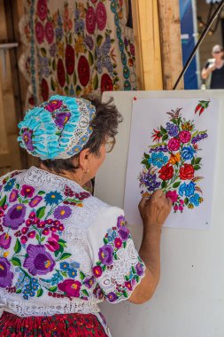 BUDAPEST, HUNGARY - 8 Eylül 2021: Budapeşte, Macaristan 'da bir pazarda sanatçı ressam