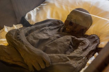 BRNO, CZECHIA - 6 Eylül 2021: Franz von der Trenck mumyası Çek Cumhuriyeti 'nin Brno kentindeki Capuchin Mezarlığında