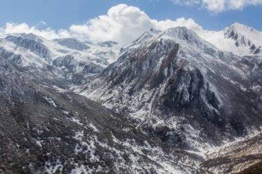 Çin 'in Sichuan bölgesindeki Siguniangshan kasabası yakınlarındaki tepeler karla kaplıydı.