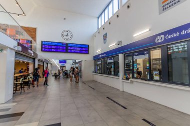 KOLIN, CZECHIA - 5 Eylül 2021: Çek Cumhuriyeti 'nin Kolin kentindeki tren istasyonunun içi