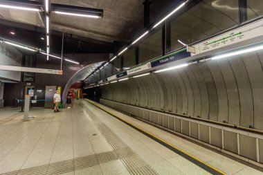 BUDAPEST, HUNGARY - 8 Eylül 2021: Budapeşte, Macaristan 'daki Fovam ter metro istasyonu