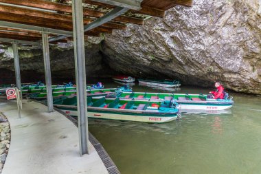 PUNKEVNI JESKYNE, CZECHIA - 6 Eylül 2021: Çek Cumhuriyeti 'nin Moravian Karst Bölgesindeki Punkevni mağarasında tekneler