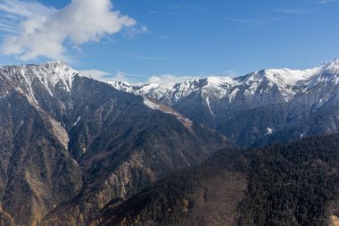Çin 'in Sichuan bölgesindeki zirveler karla kaplıydı.