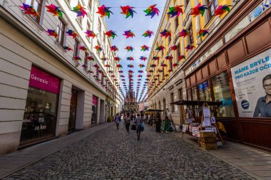 OLOMOUC, CZECHIA - 10 Eylül 2021: Olomouc, Çek Cumhuriyeti 'nde Kutsal Üçleme Sütununa sahip Riyana Caddesi, 28.