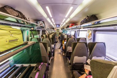BUDAPEST, HUNGARY - 9 Eylül 2021 Budapeşte 'den Viyana' ya giden bir yolcu treninin içi