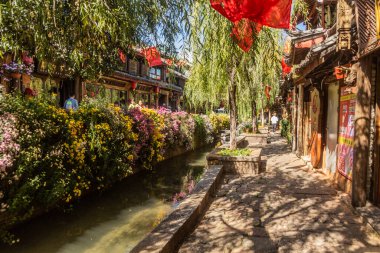 LIJIANG, ÇİN - 8 Kasım 2019: eski Lijiang kasabası, Yunnan, Çin