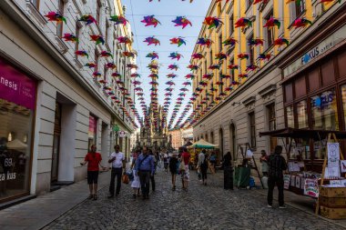 OLOMOUC, CZECHIA - 10 Eylül 2021: Olomouc, Çek Cumhuriyeti 'nde Kutsal Üçleme Sütununa sahip Riyana Caddesi, 28.