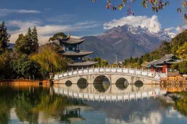 Lijiang, Yunnan 'daki Kara Ejder Havuzu' nun arkasındaki Yeşim Ejder Dağı, Çin