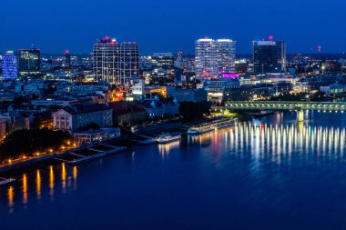 Akşam manzarası Bratislava silüeti, Slovakya 'nın başkenti