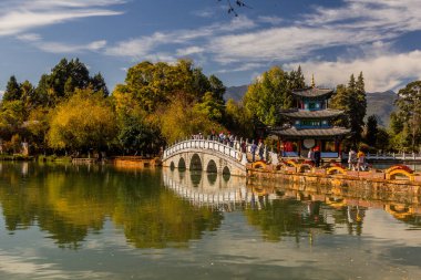 LIJIANG, ÇİN - 8 Kasım 2019: Lijiang, Yunnan, Çin 'de Siyah Ejder Havuzu