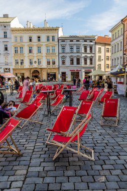 OLOMOUC, CZECHIA - 10 Eylül 2021: Çek Cumhuriyeti 'nin Olomouc kentindeki Horni isim meydanında koltuklar
