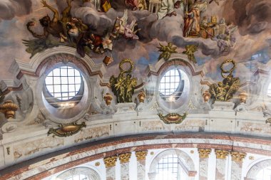 VIENNA, AUSTRIA - 9 Eylül 2021: Viyana, Avusturya 'daki Karlskirche (St. Charles Kilisesi) kubbesinin ayrıntıları