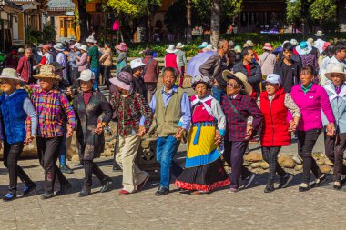 LIJIANG, ÇİN - 8 Kasım 2019: Yunnan 'ın eski Lijiang kasabasında halk dans ediyor