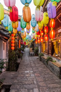 LIJIANG, ÇİN - 8 Kasım 2019: Lijiang, Yunnan, Çin 'de fenerlerle dolu dar bir sokak