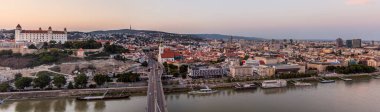 Bratislava, Slovakya 'daki eski şehir ve şatonun panoraması