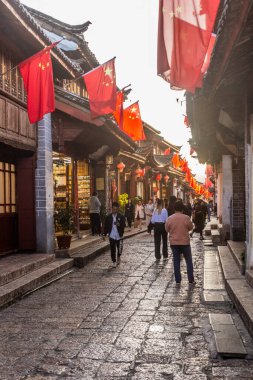 LIJIANG, ÇİN - 8 Kasım 2019: Lijiang, Yunnan, Çin 'de bayraklı dar sokaklar