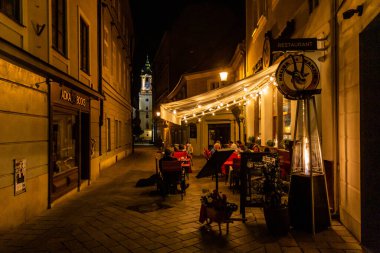 BRATISLAVA, SLOVAKIA - 7 Eylül 2021: Bratislava, Slovakya 'daki Zelena sokağı gece görüşü