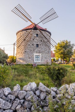 Çek Cumhuriyeti 'nin Moravian Karst bölgesindeki Ostrov u Macochy köyündeki eski rüzgar değirmeni