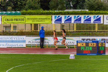 PLZEN, CZECHIA - 28 AĞUSTOS 2021: Çek Cumhuriyeti 'nin Plzen (Pilsen) kentindeki Atletizm Stadyumu' nda 22 yaş altı Çek Atletizm Şampiyonası koşucuları