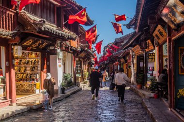 LIJIANG, ÇİN - 8 Kasım 2019: Lijiang, Yunnan, Çin 'de Cobbled caddesi