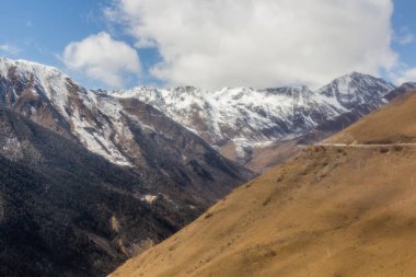 Çin 'in Sichuan bölgesindeki Siguniangshan kasabası yakınlarındaki tepeler karla kaplıydı.